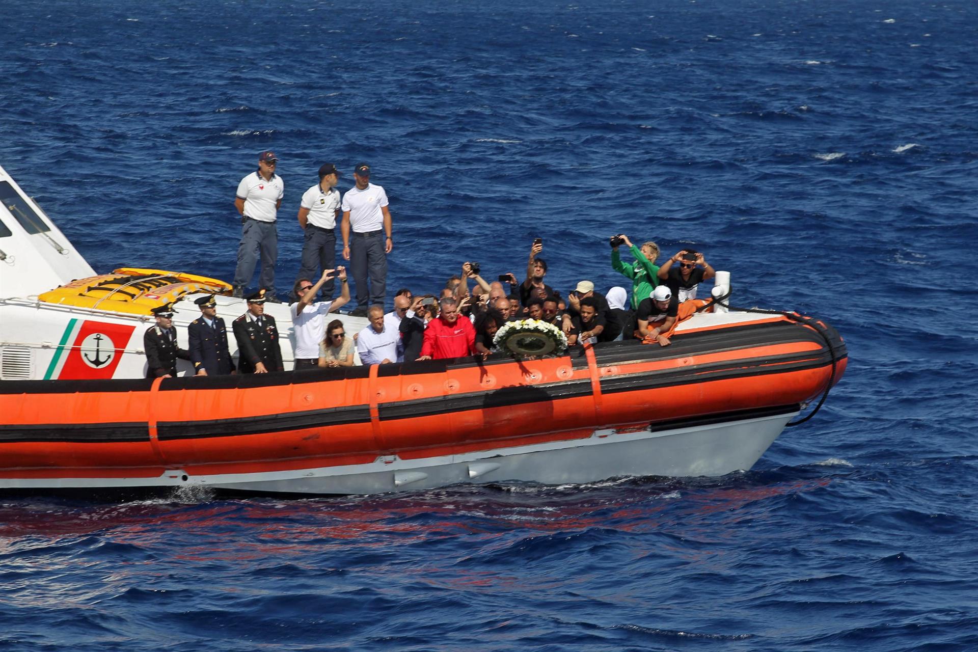 Colombia y Panamá buscan a 6 migrantes tras naufragio de lancha en el Caribe