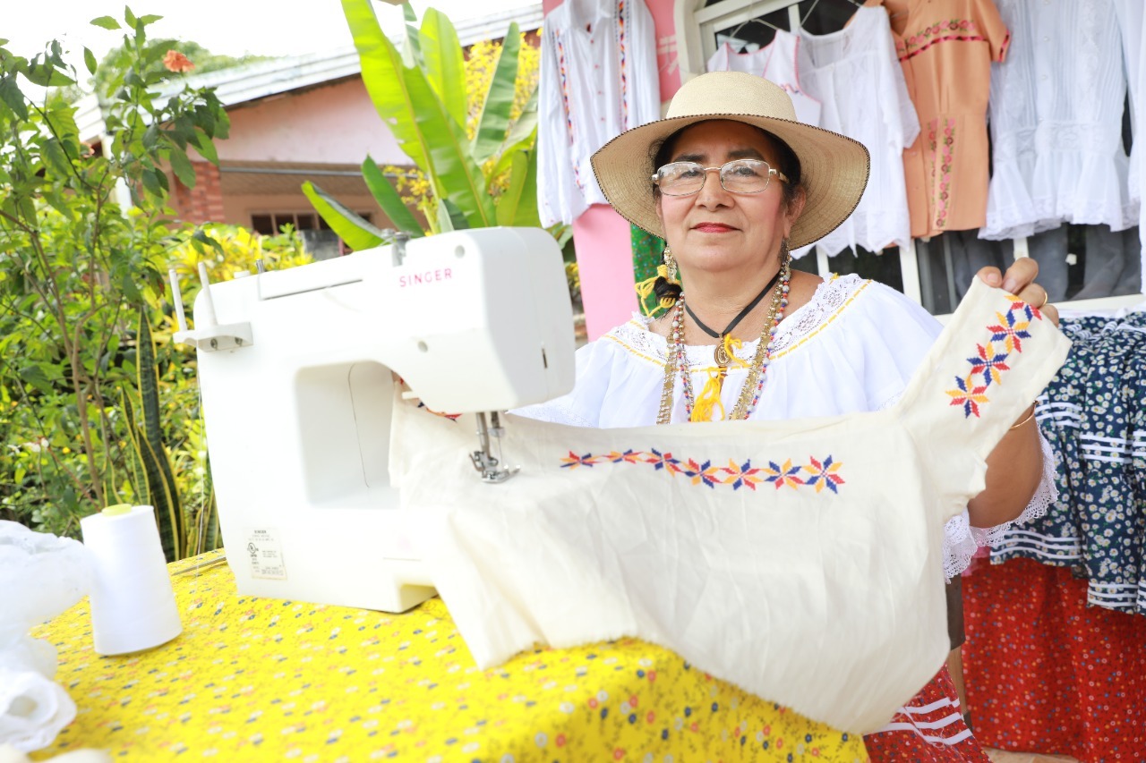 Lucresia Chávez, artesana ocueña que hace patria