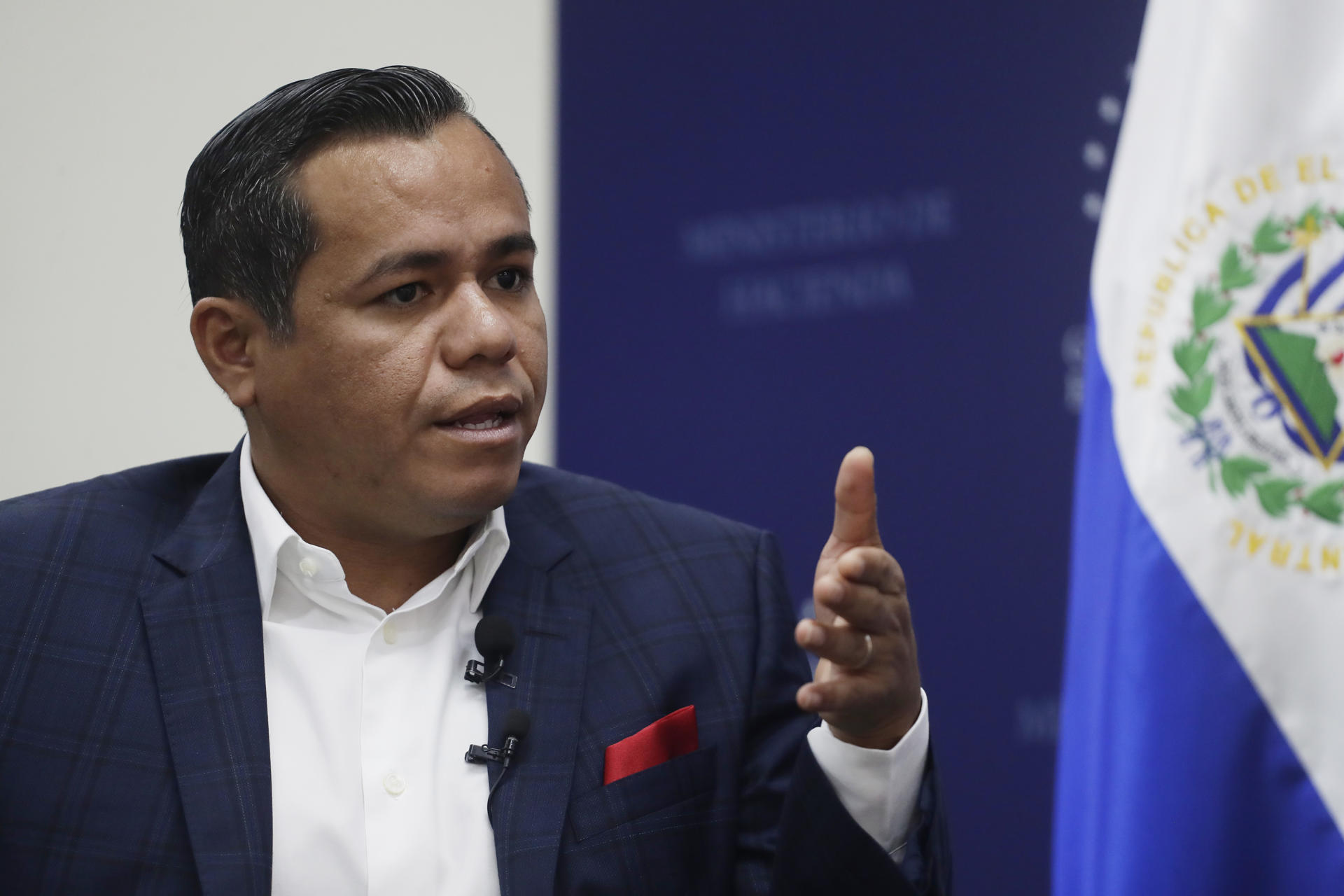 Trabajadores de El Salvador recibirán 400 dólares de pensión, según ministro