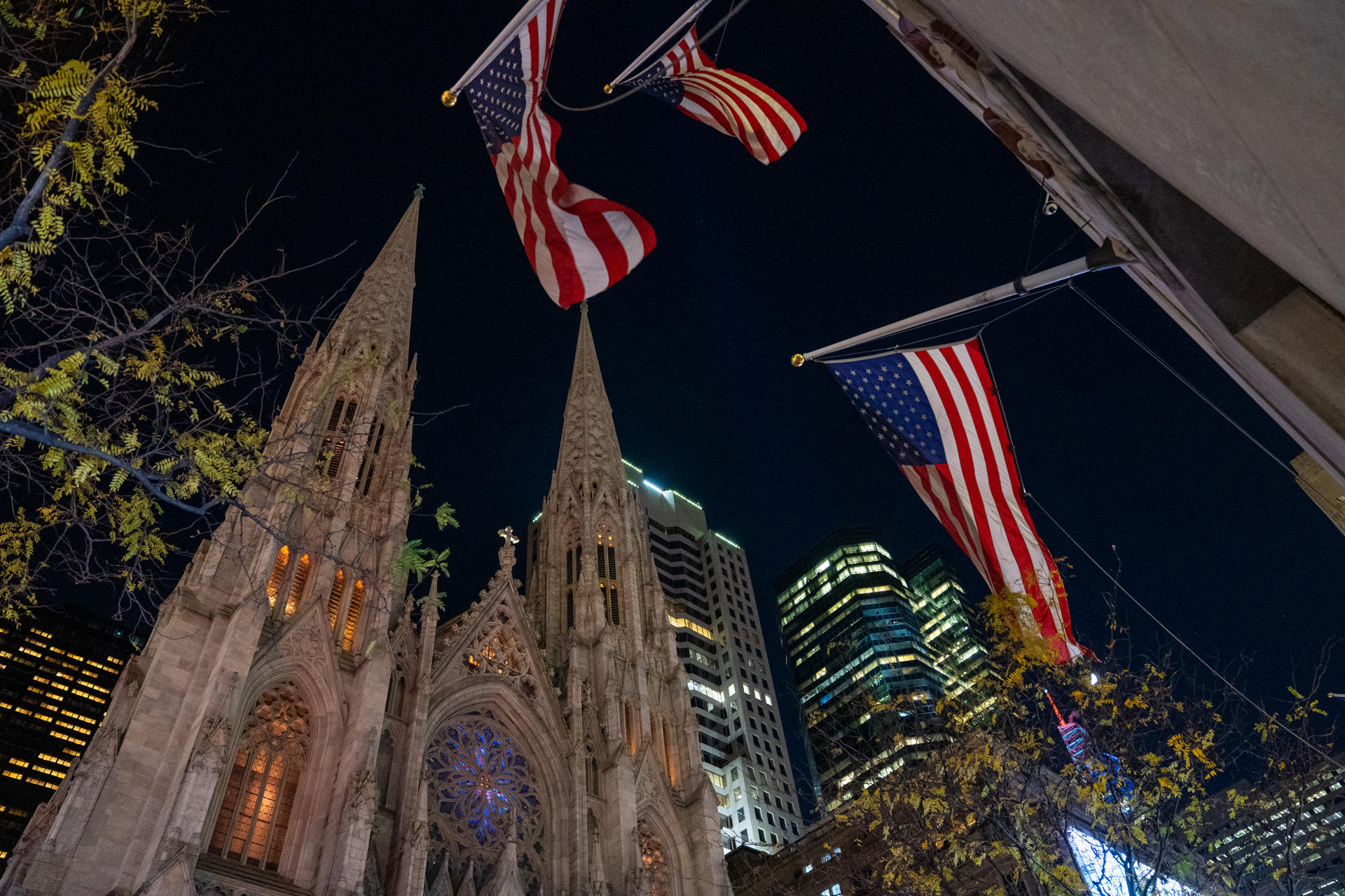La fachada de la Catedral de Saint Patrick de Nueva York es iluminada por primera vez
