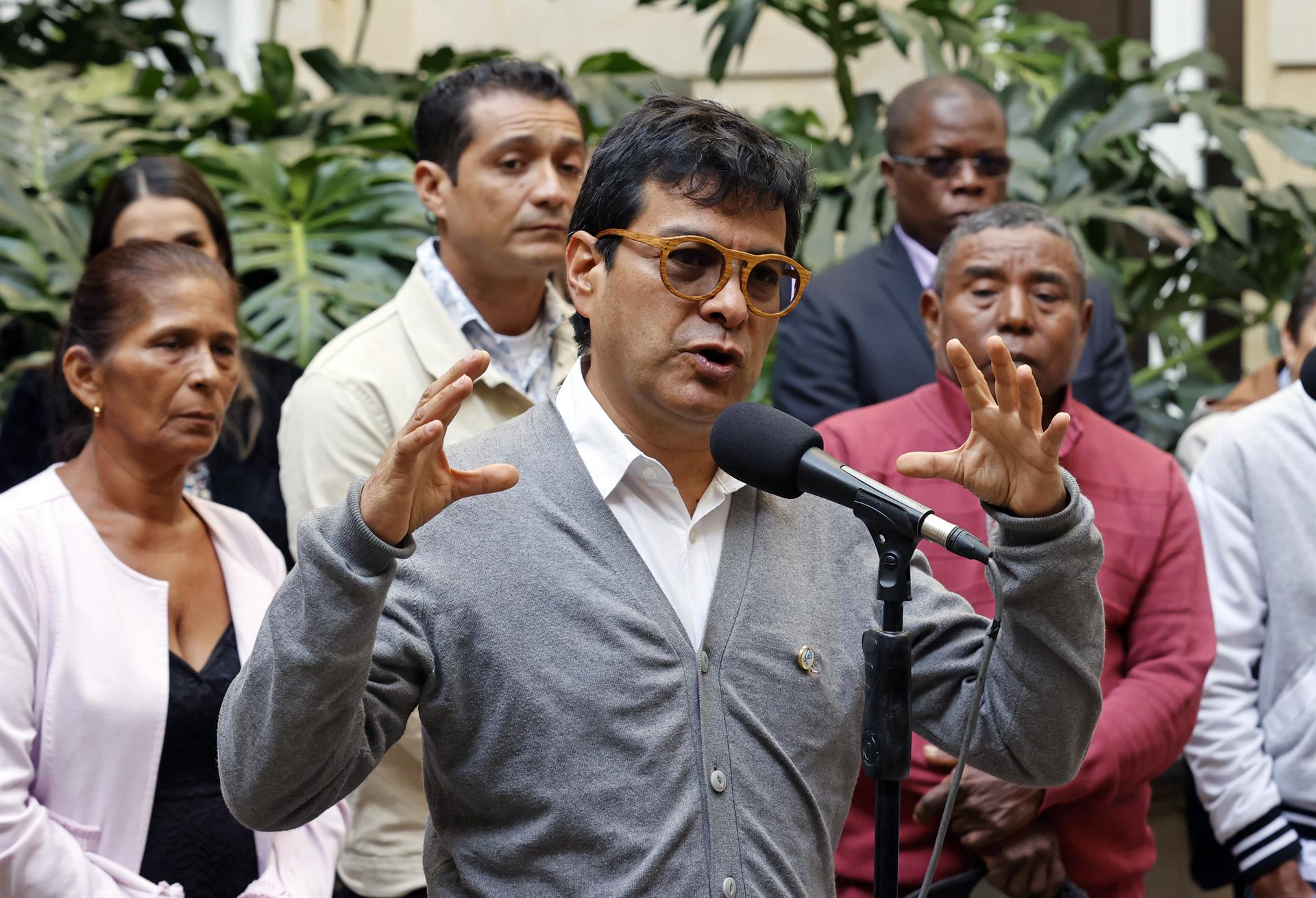 El Gobierno colombiano y ELN reanudarán el lunes en Caracas los diálogos de paz