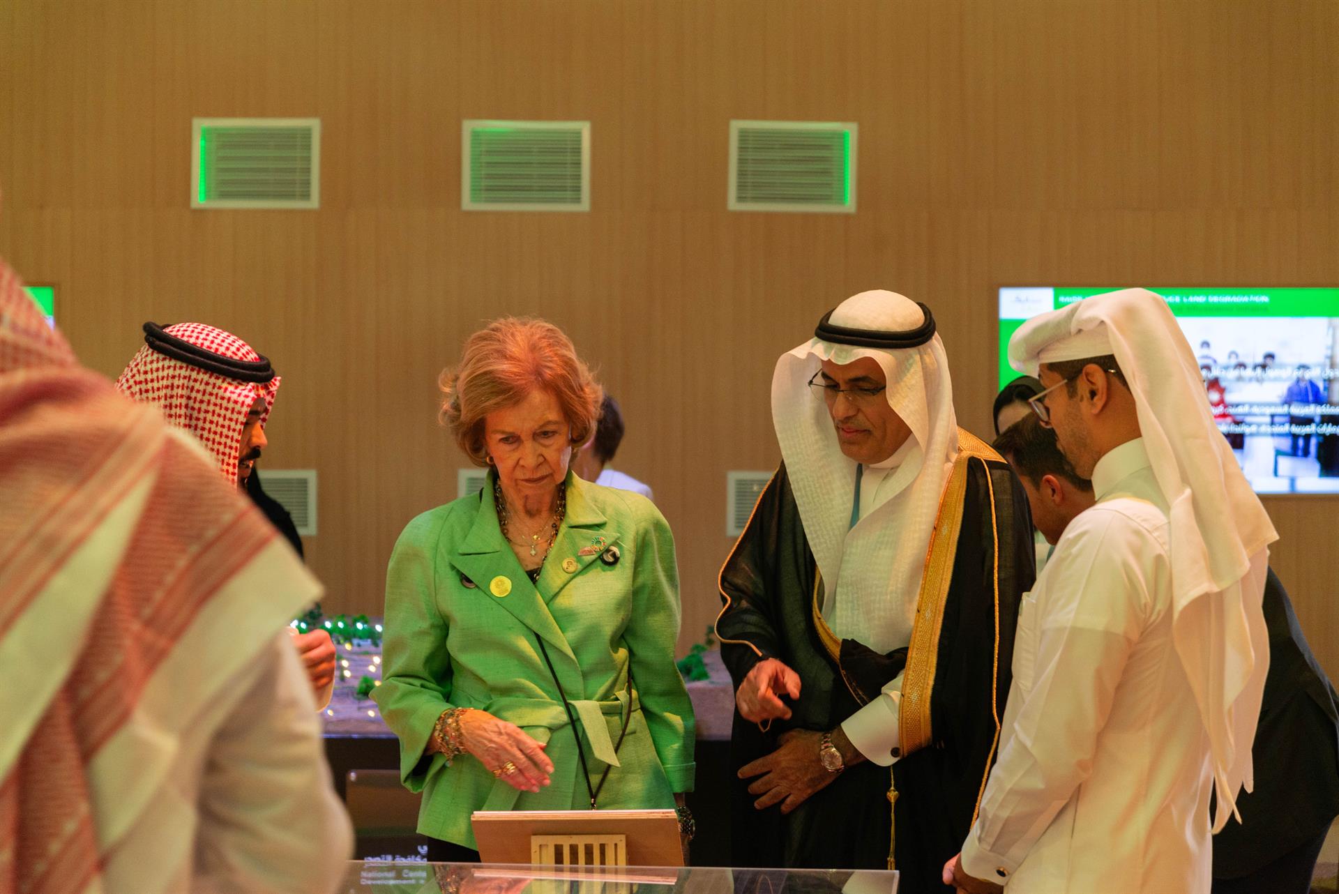 La reina Sofía visitó una galería de iniciativa medioambiental saudí en la COP27