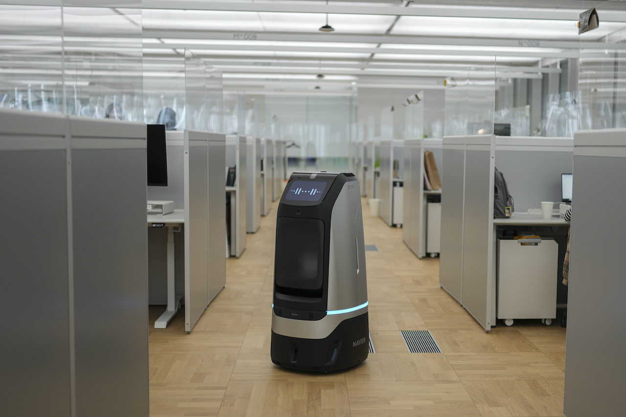 Robot en oficinas corporativas