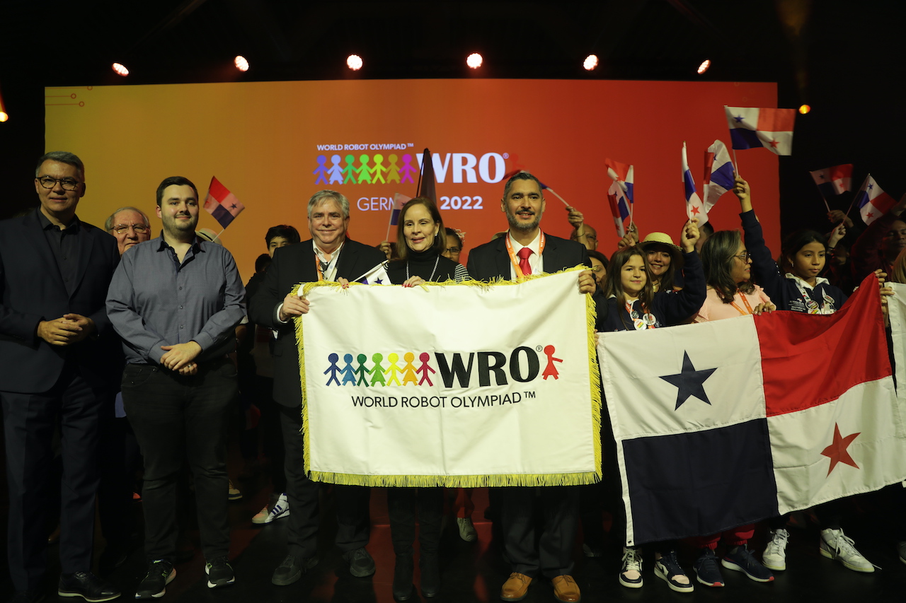 Primera Dama recibió bandera que acredita a Panamá como sede de la World Robot Olympiad 2023