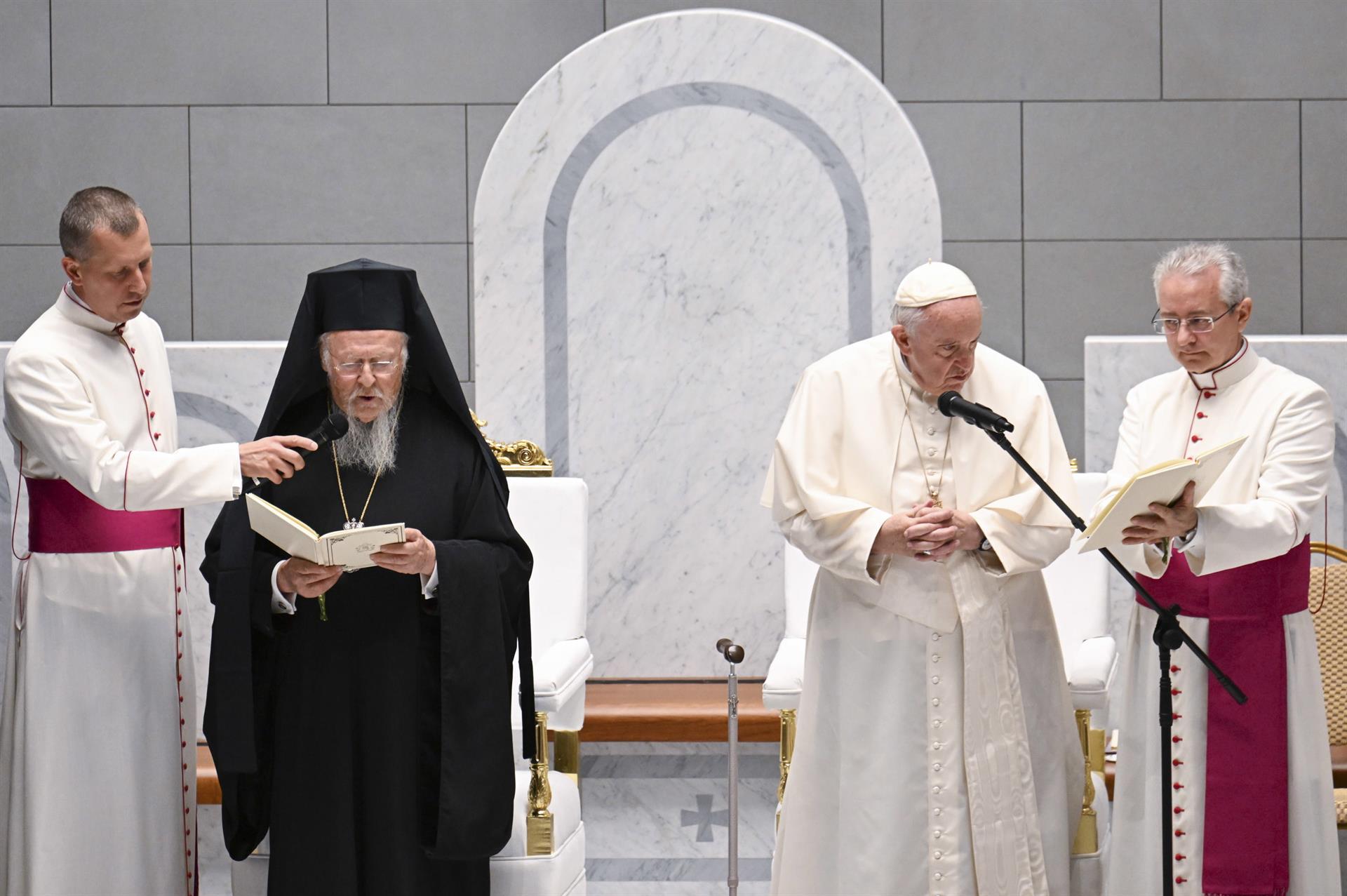 El papa pidió rechazar el “ojo por ojo” en misa multitudinaria en Baréin