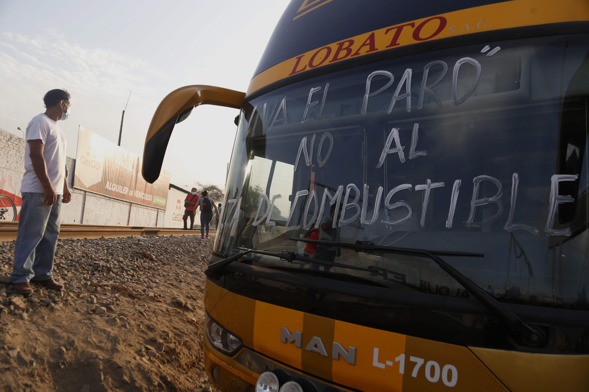 Transportistas peruanos comienzan un paro en parte de Perú por el precio de los combustibles