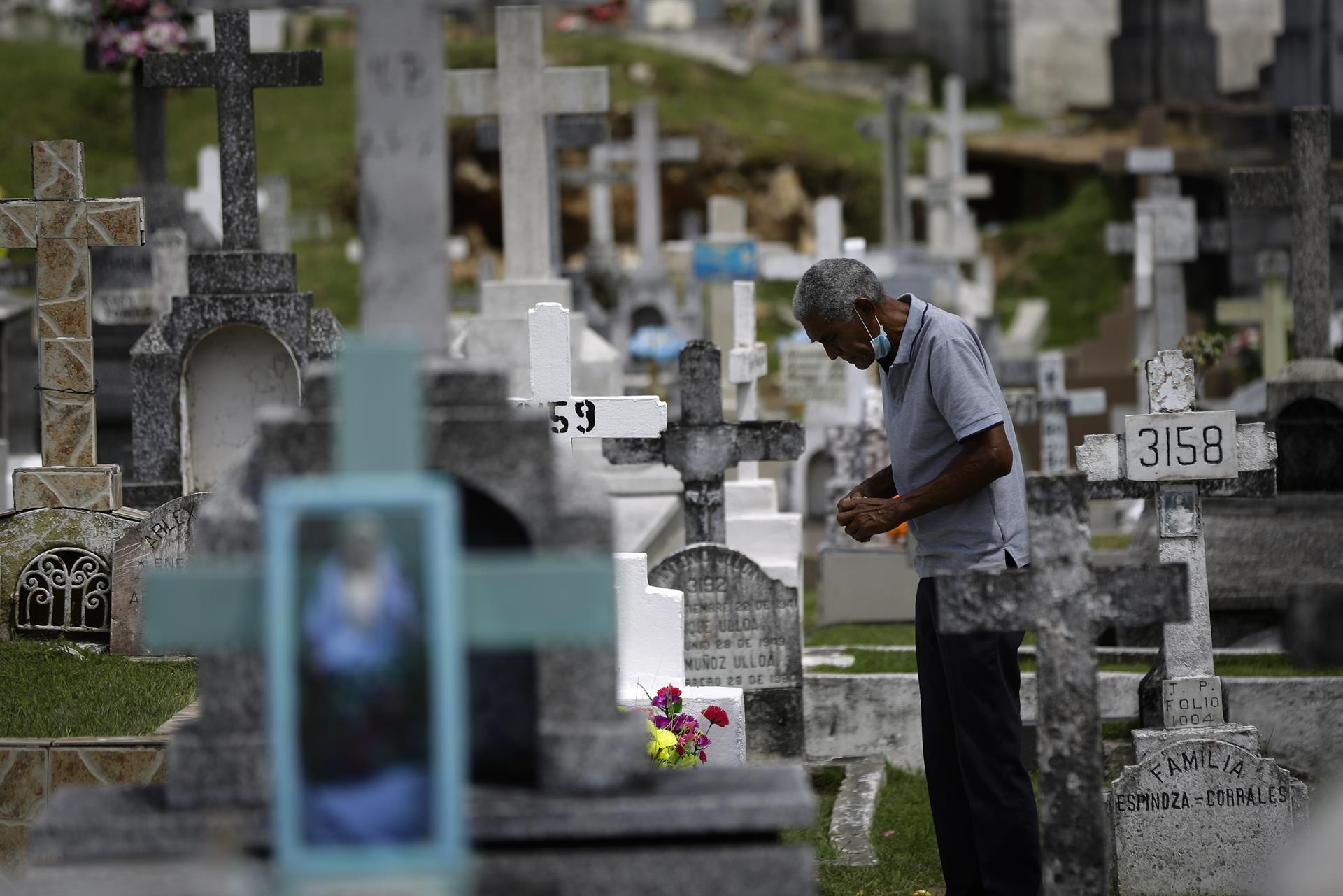 Flores y dolientes en los cementerios de Panamá por el Día de los Difuntos