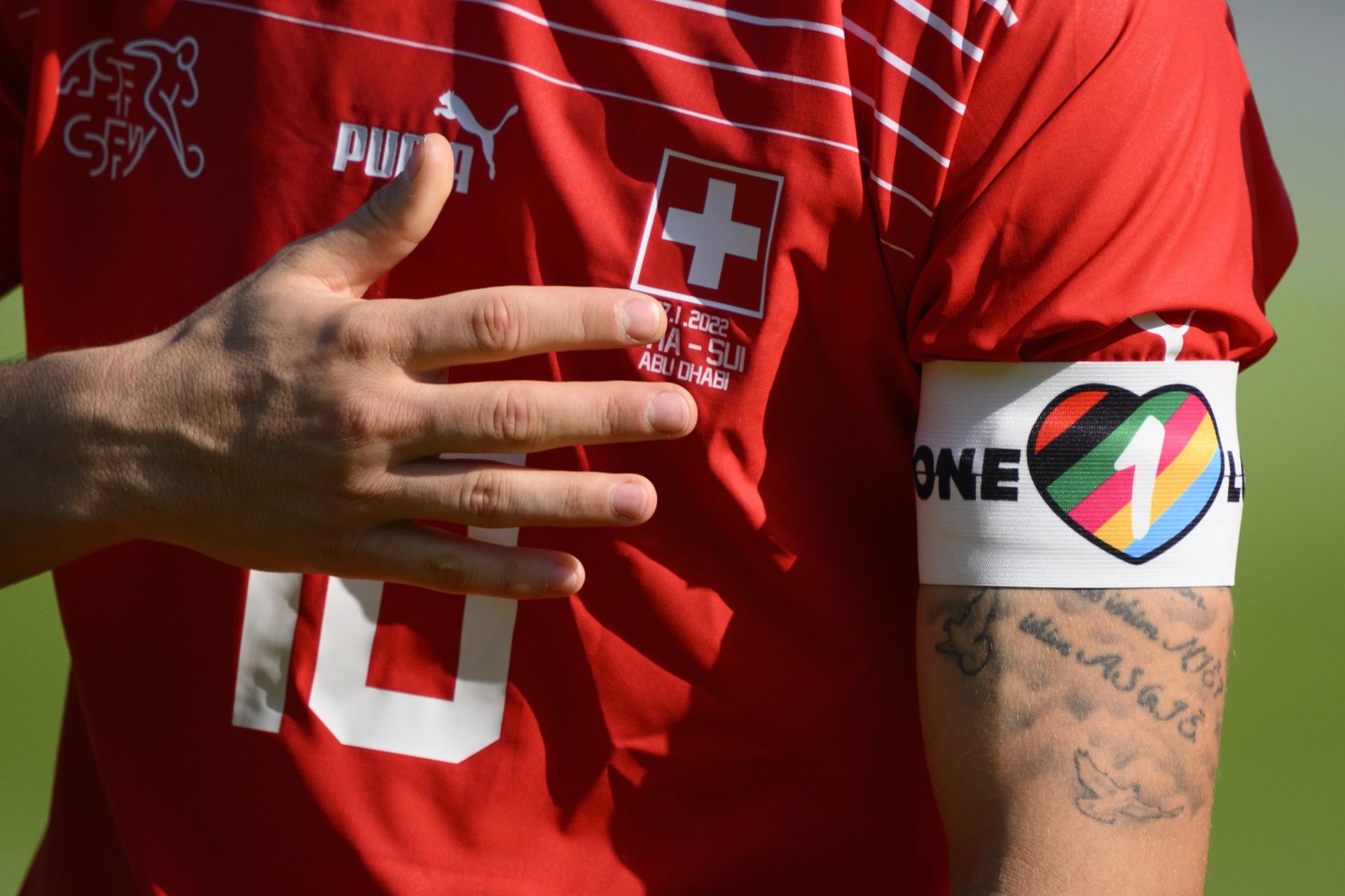 La FIFA amenazó con "sanciones ilimitadas" por el uso del brazalete arcoiris