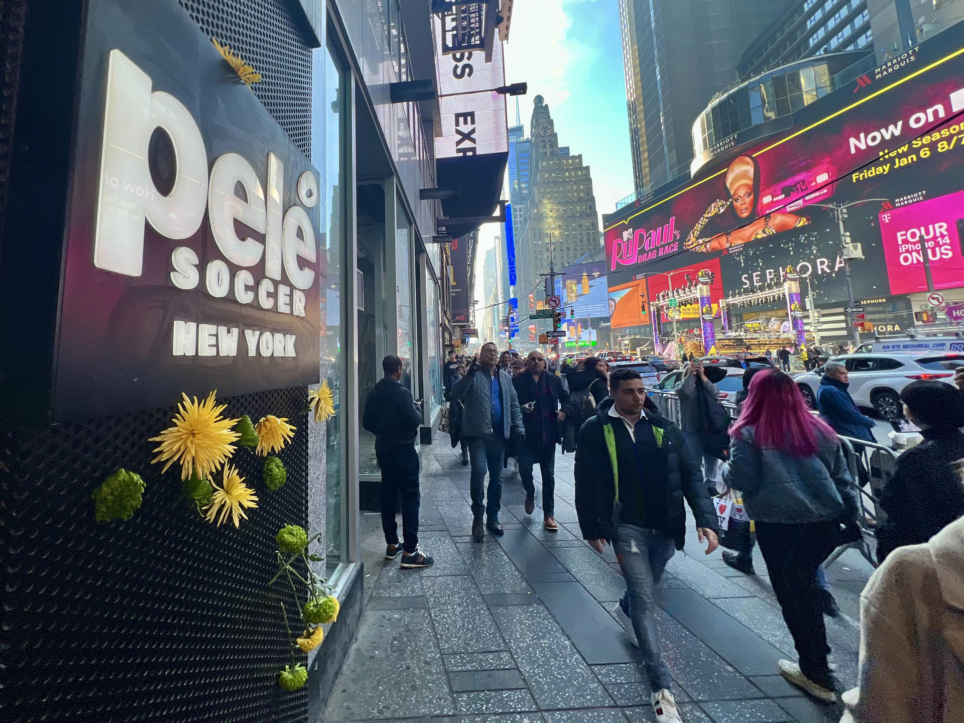 Flores amarillas y verdes en Times Square recuerdan a Pelé tras su muerte