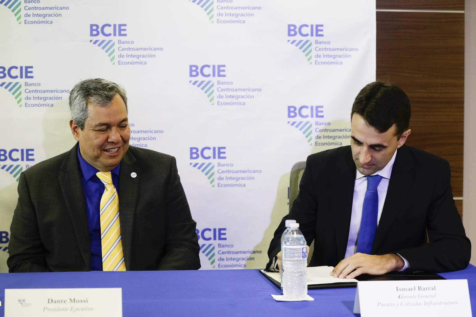 El BCIE y un grupo español firman un préstamo para una carretera en Panamá