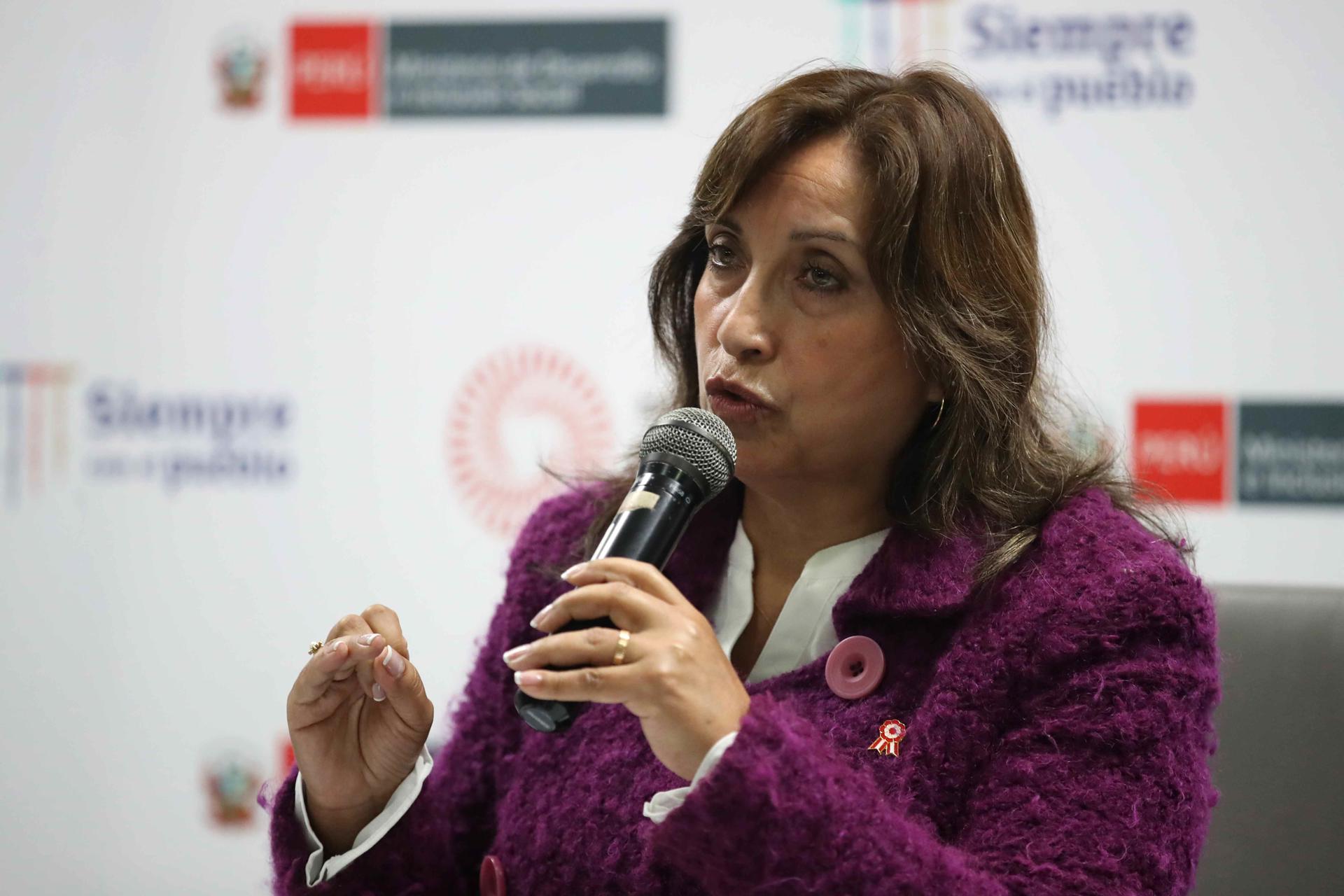 La vicepresidenta peruana denunció que Castillo dio un golpe de Estado