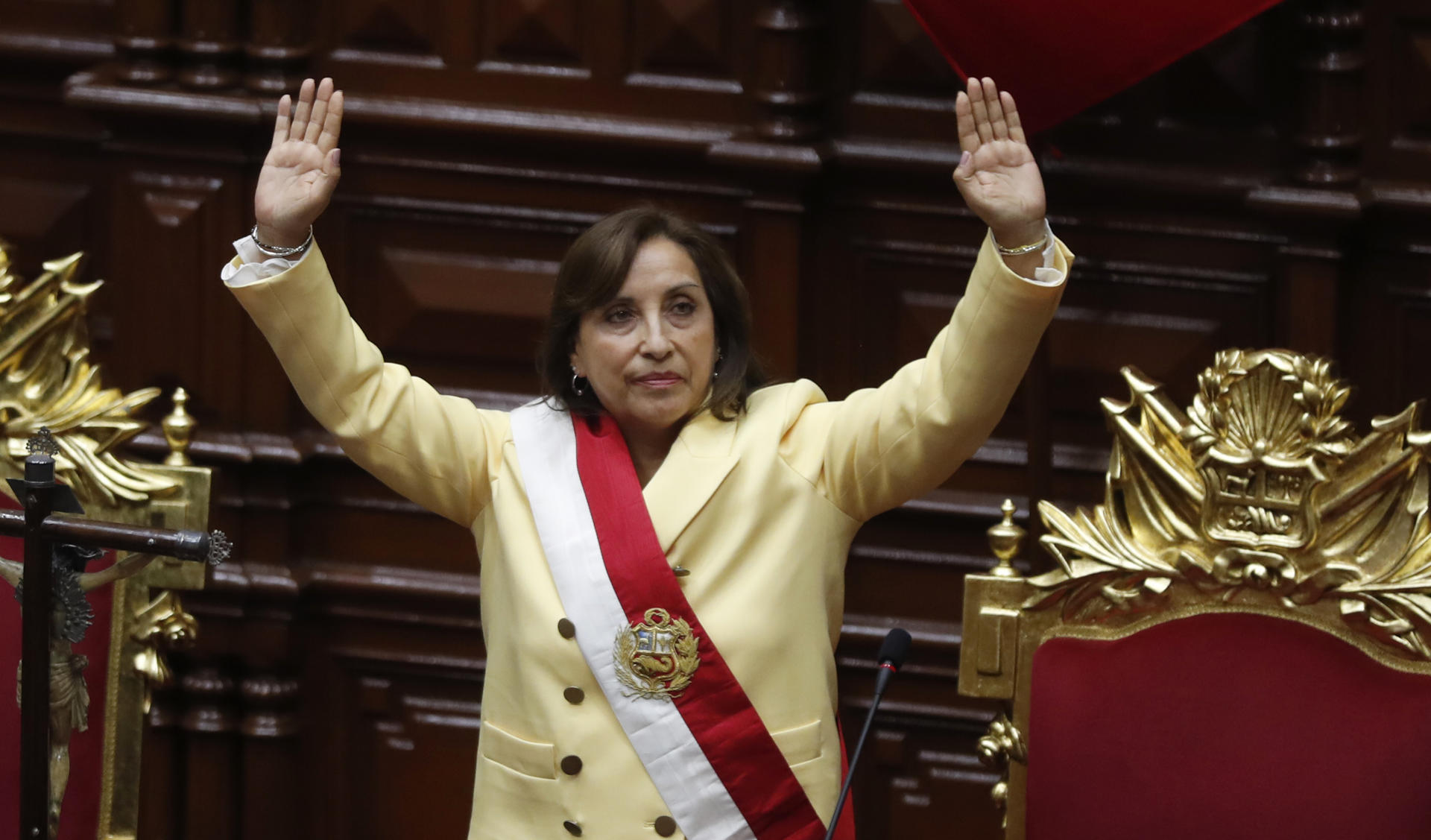 La abogada Dina Boluarte juró como primera presidenta de la historia de Perú