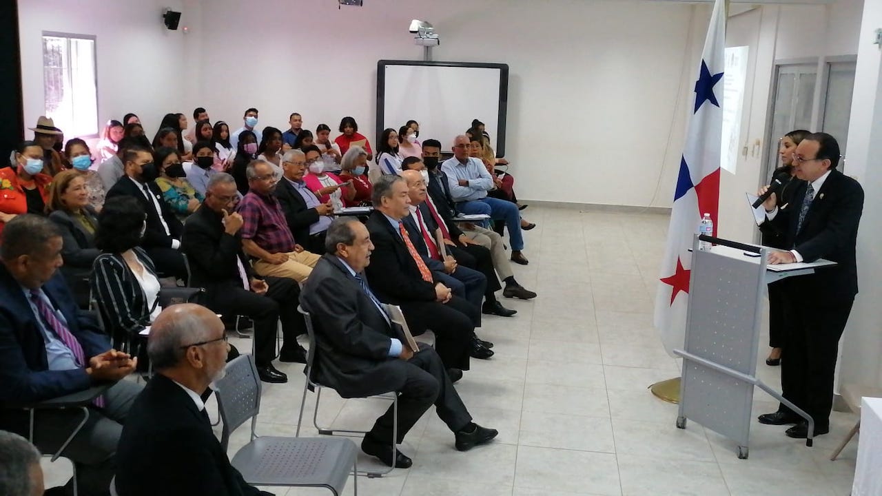 Presentado compendio del ordenamiento de memoria y vida de la Universidad de Panamá