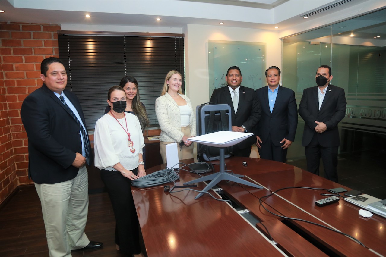 El proyecto Starlink, que se desarrolla a nivel global, llegará ahora a Panamá