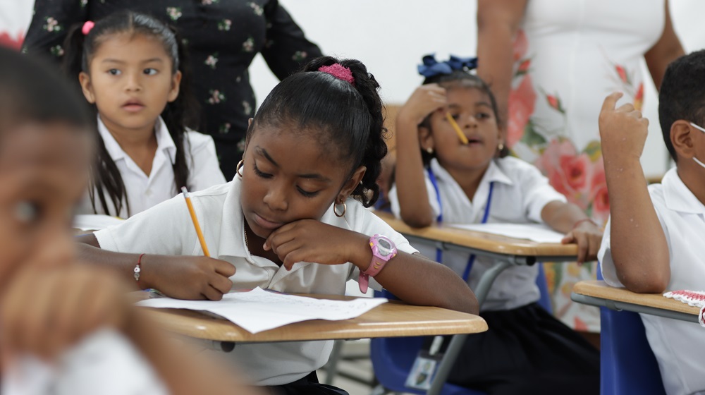 Docentes de Nuevo San Juan refuerzan lectoescritura y matemáticas en niños con “Transformando Vidas”