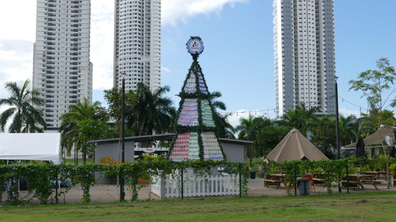 Con miles de envases usados, Tetra Pak creó un árbol de Navidad
