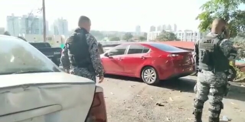 Policía Nacional ubicó dos automóviles utilizados, supuestamente, por asaltantes de Doit Center