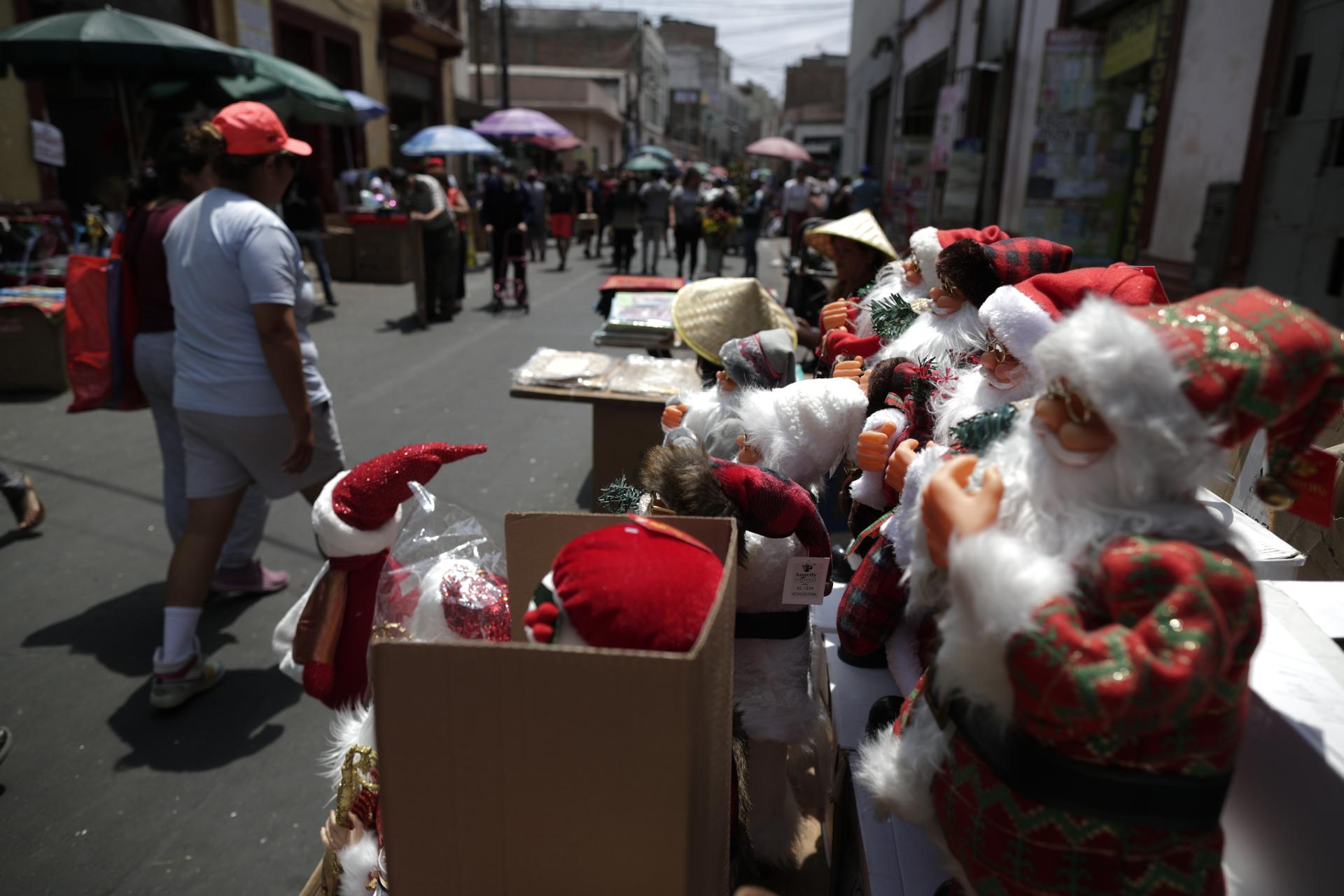 Los vendedores devuelven el tono navideño a Lima tras semanas de protestas