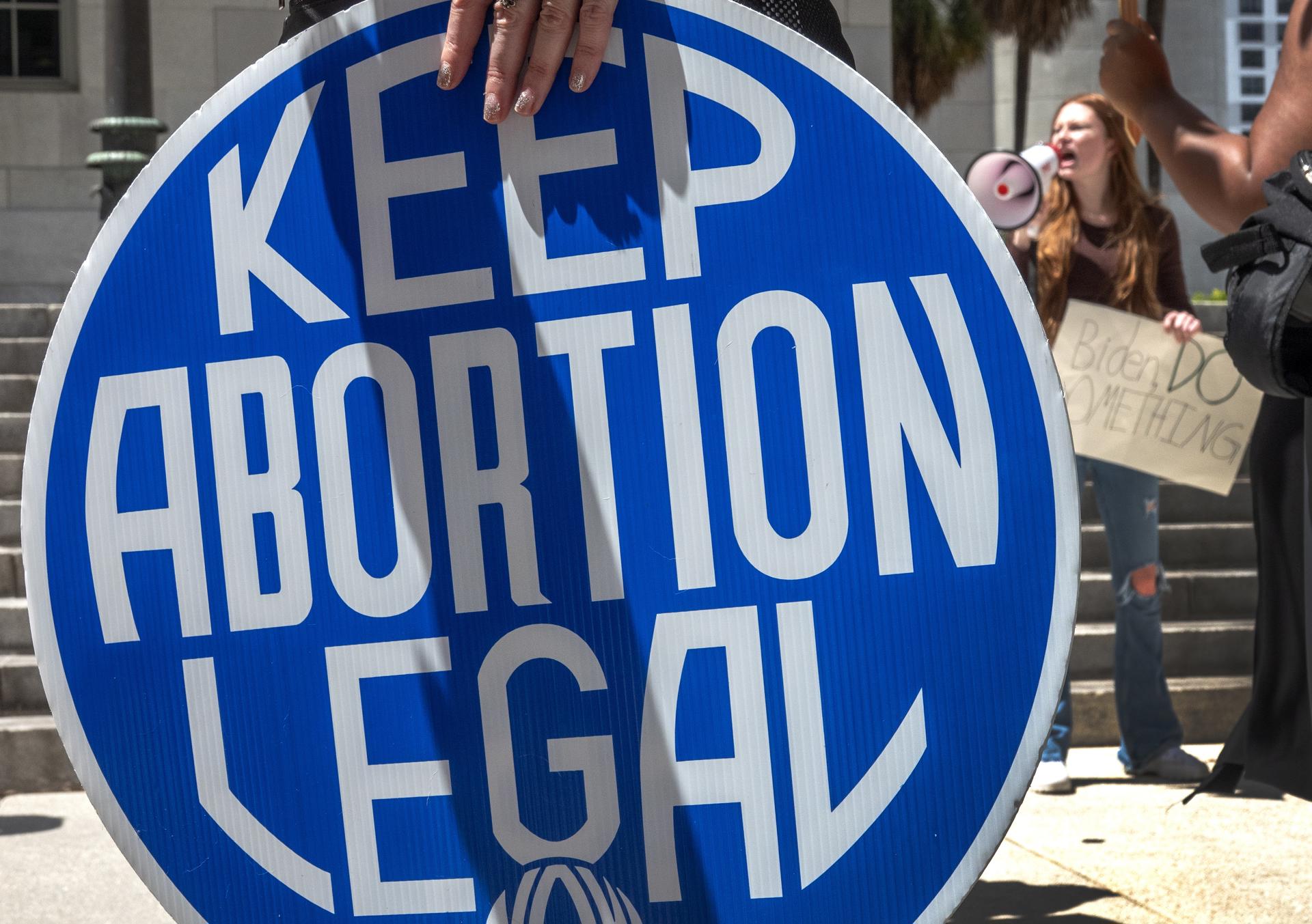 Más mujeres se suicidan cuando se restringe el aborto en EE.UU., dice un estudio