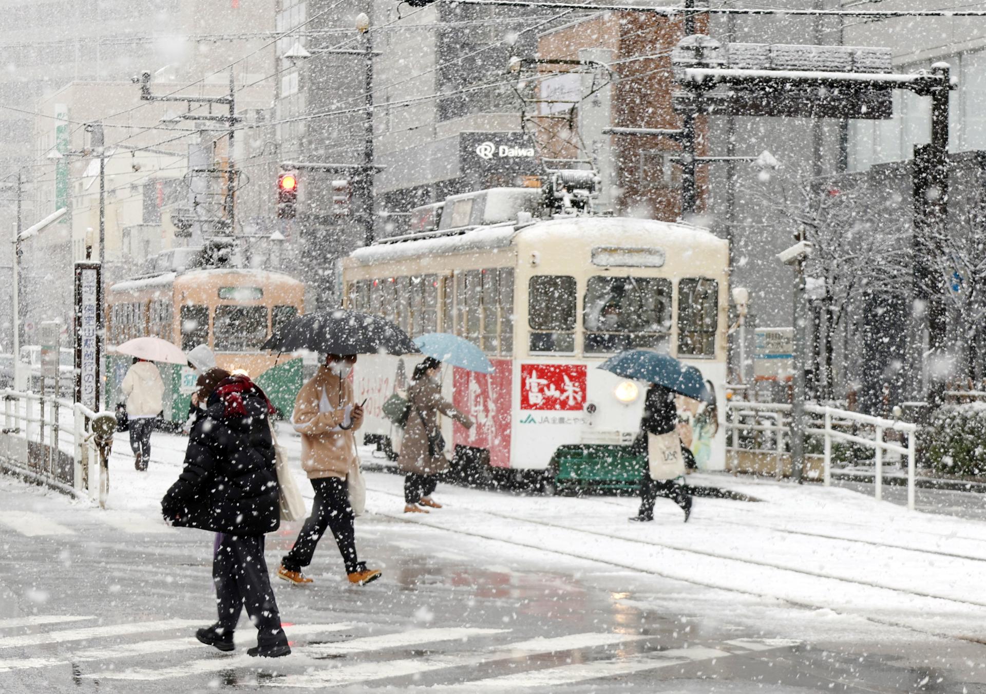 La ola de frío en Japón deja vuelos y trenes cancelados y carreteras cortadas