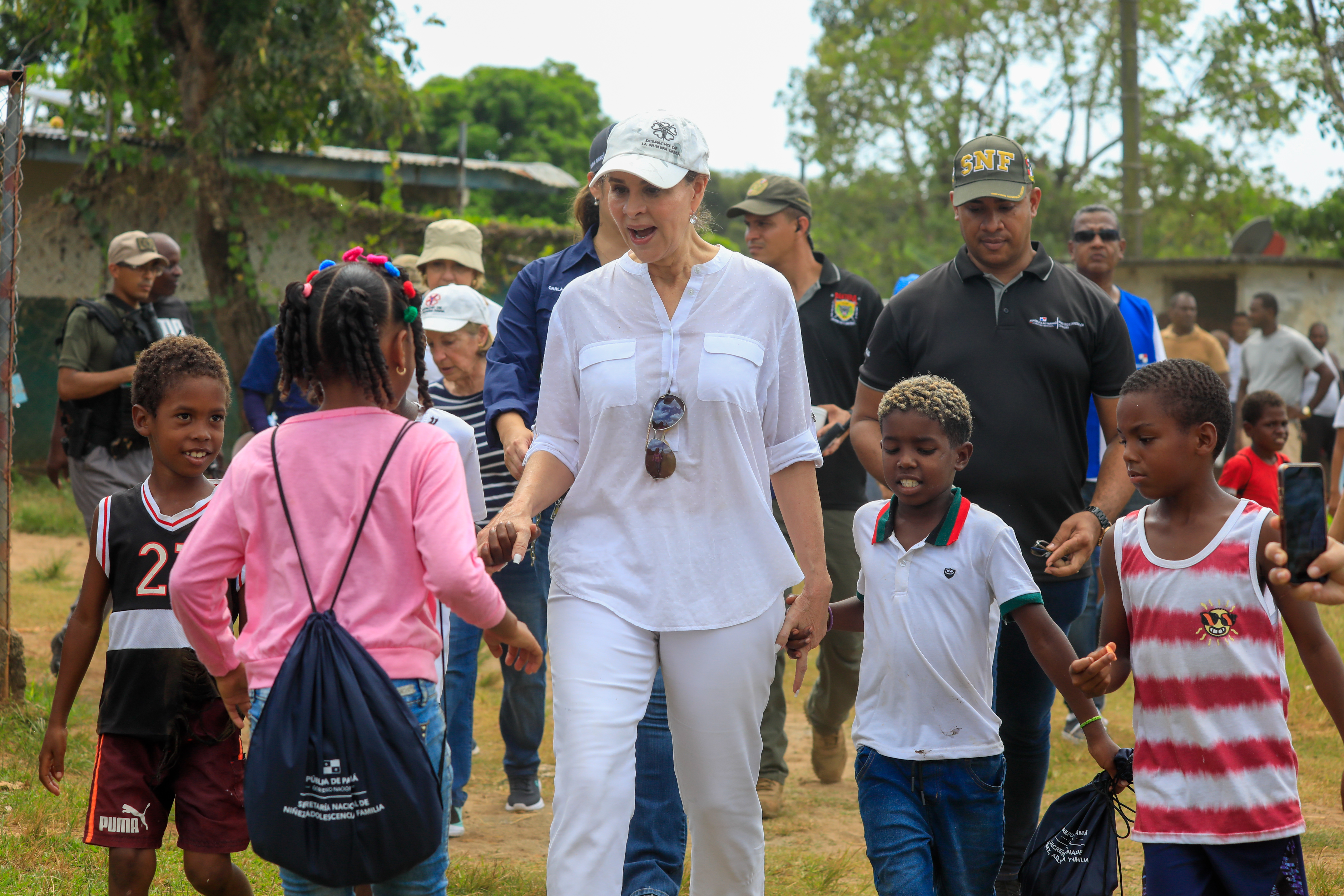 Primera Dama realiza gira de asistencia social a la comunidad de La Esmeralda