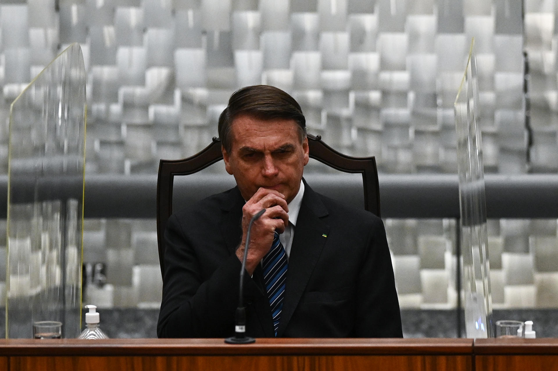 Bolsonaro, que busca quedarse más tiempo en EE.UU., comparece ante la prensa