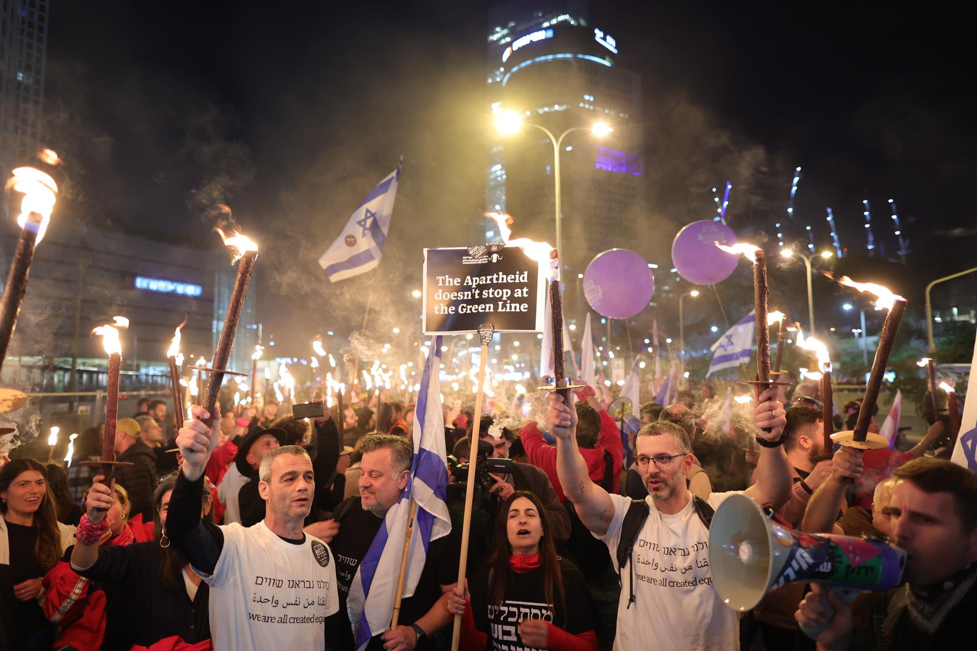 Una marea de más de 120,000 israelíes protesta contra el Gobierno en Tel Aviv