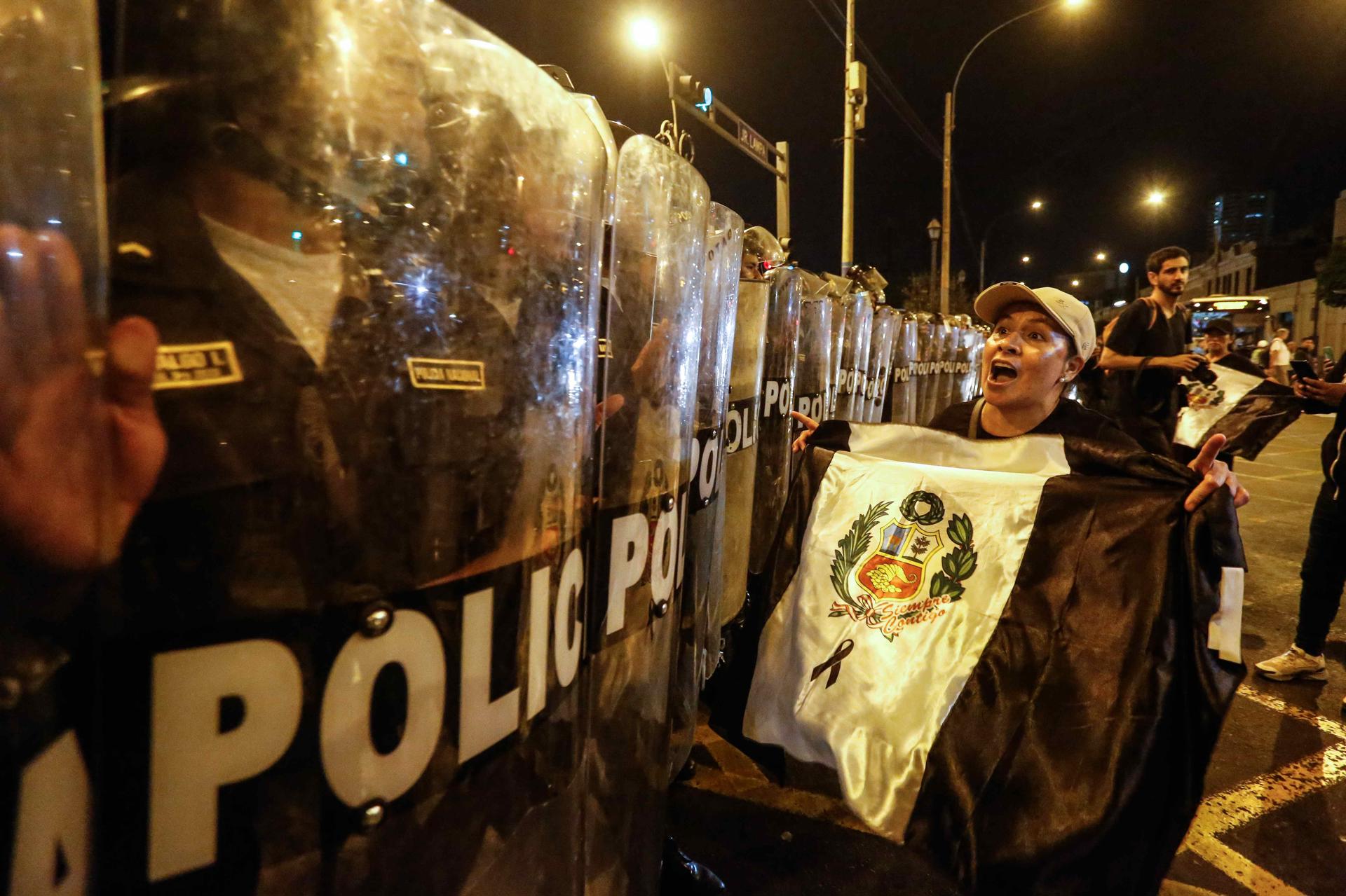 El 58 % de los peruanos cree que hubo excesos de fuerza en las protestas, dice sondeo