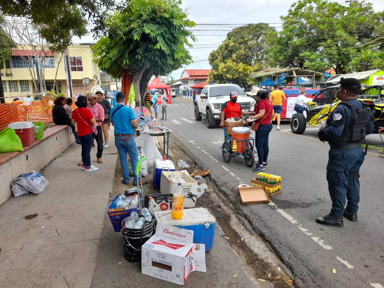 Inspeccionan ventas de alimentos y bebidas en ruta del desfile de Las Mil Polleras