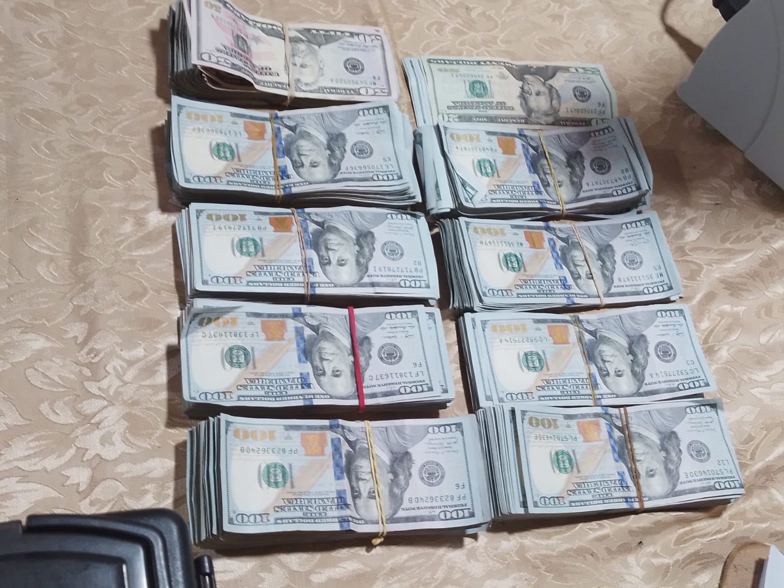 Policía aprehendió a hombre que transportaba más de 93 mil dólares en una maleta