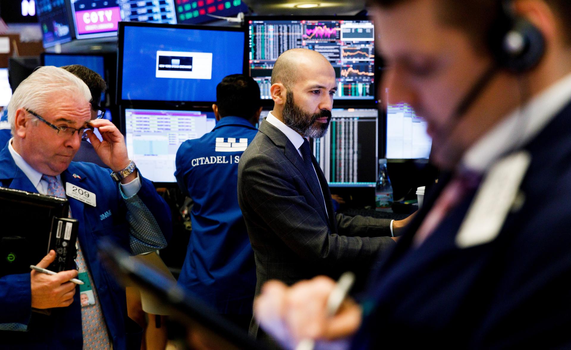 Wall Street cierra en rojo y el Dow Jones baja un 1,02 %