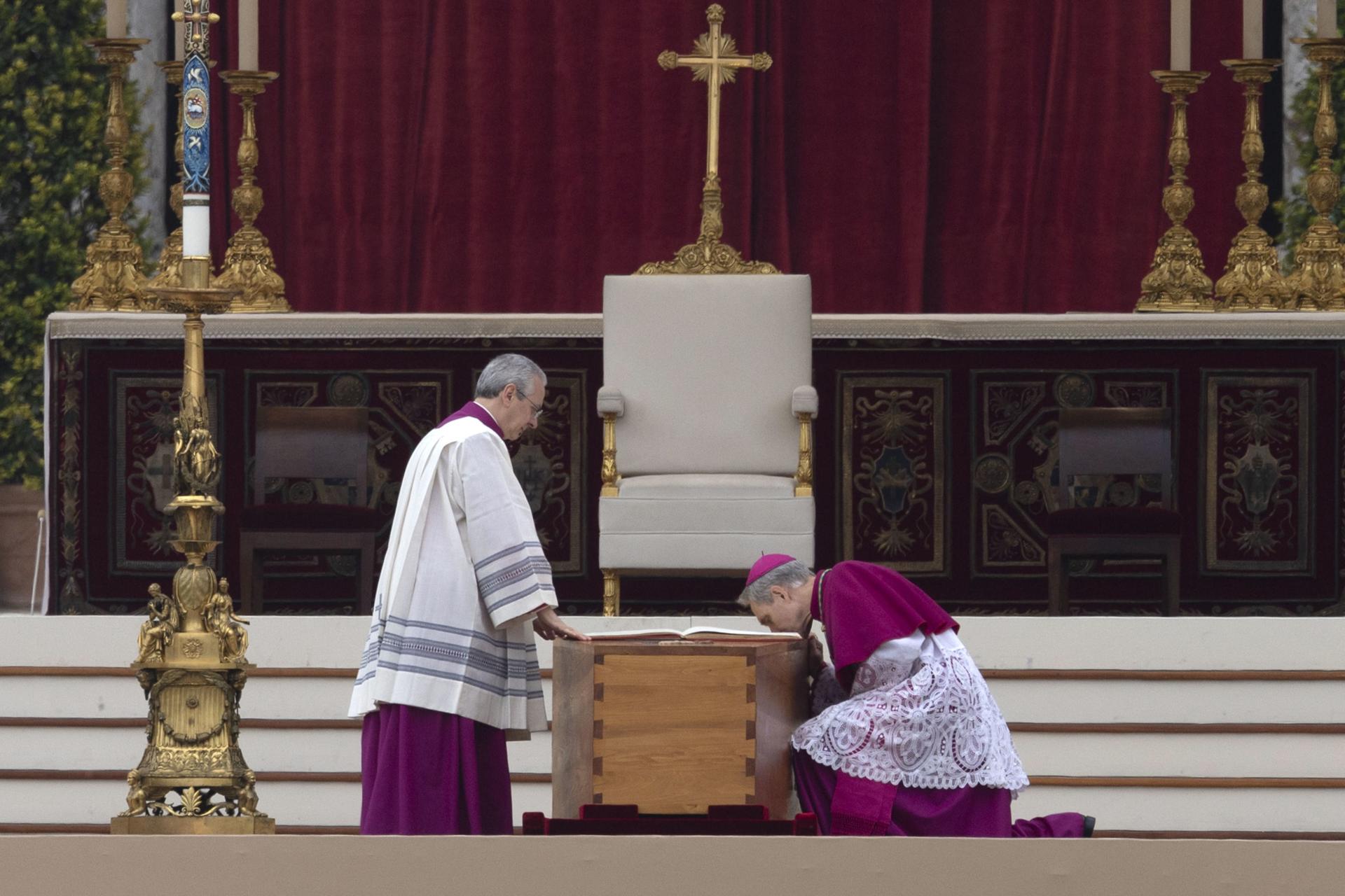 Secretario de Ratzinger criticó en sus memorias las pugnas de poder en el Vaticano