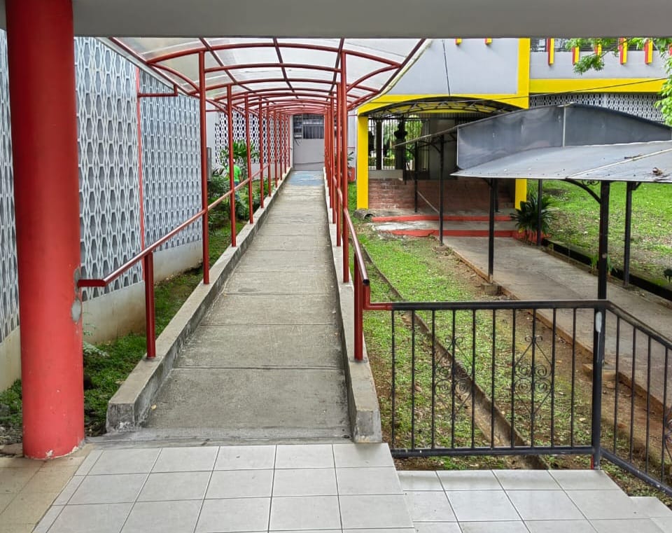 UP edificó rampa techada para las personas con movilidad limitada