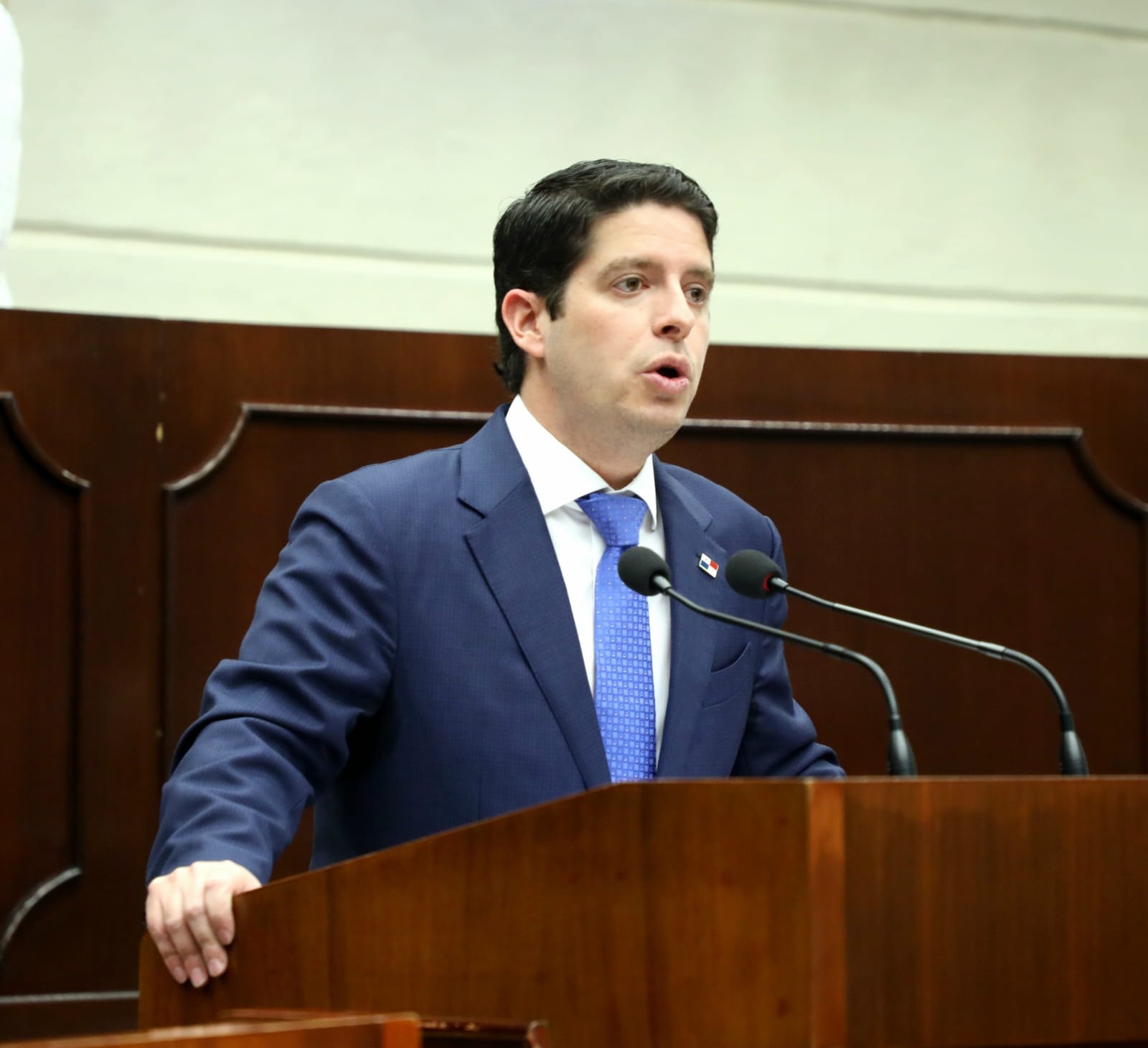 Ministro Alfaro presentó cuatro proyectos de ley para potenciar la economía