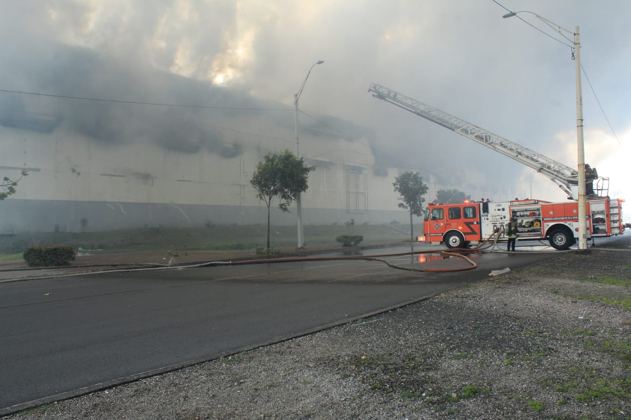 BCBRP lleva varias horas en extinción del fuego en France Field, Zona Libre de Colón