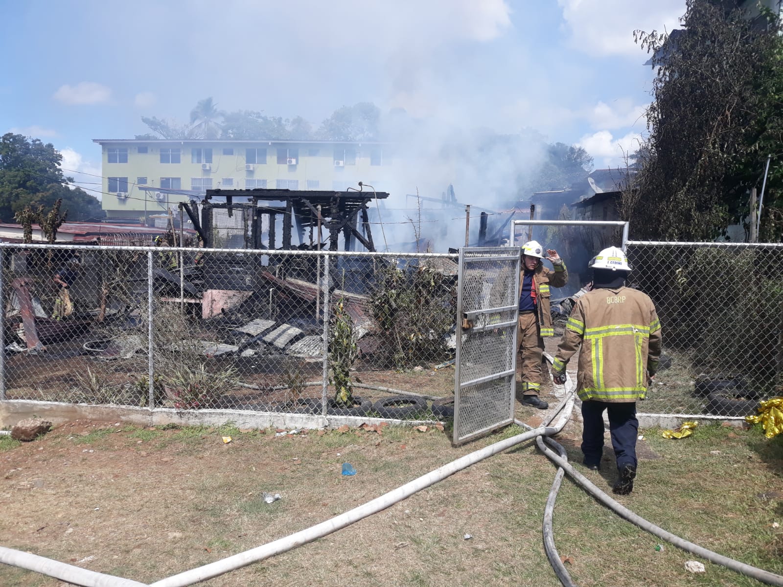Bomberos extinguen dos incendios en la capital