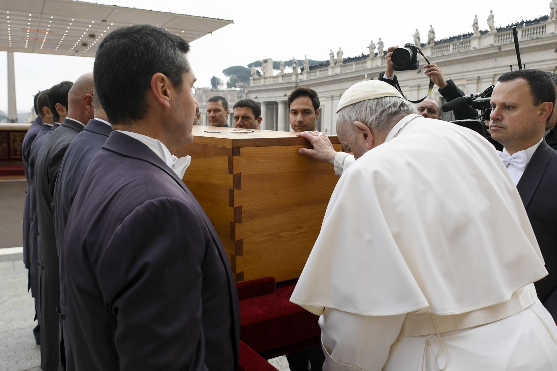 Con Francisco ante el ataúd de Benedicto XVI, acaba la era de los "dos papas"