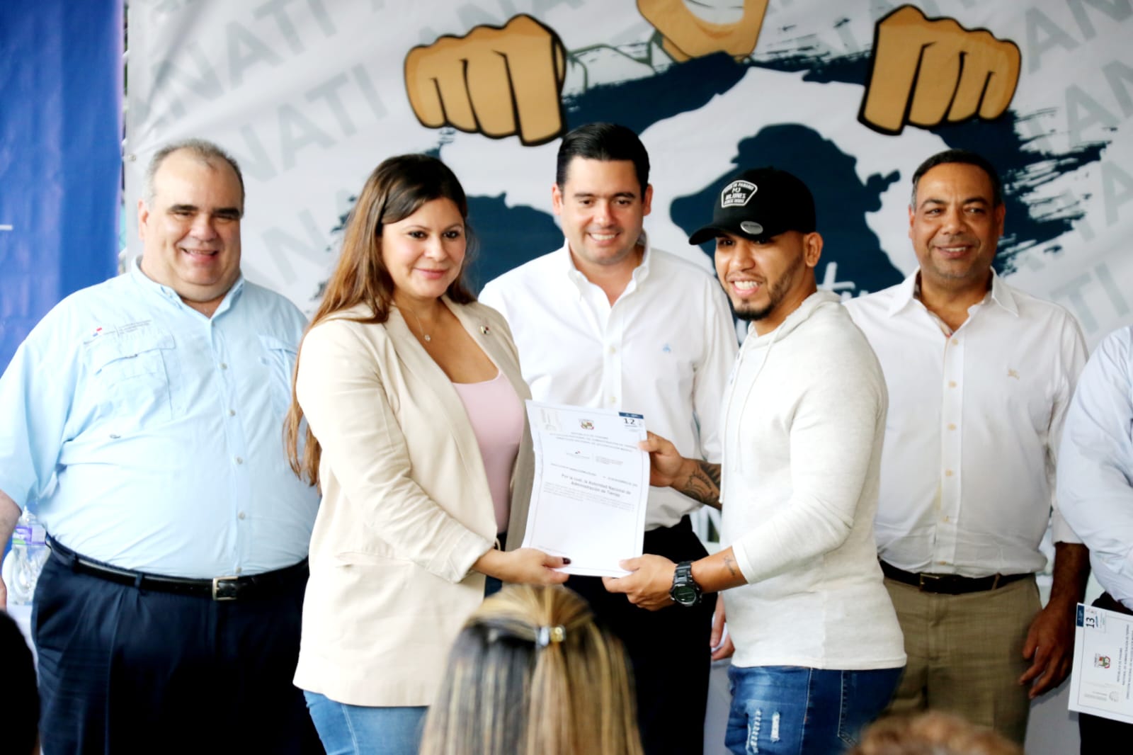 Vicepresidente entregó títulos de propiedad a 28 familias de Boca La Caja