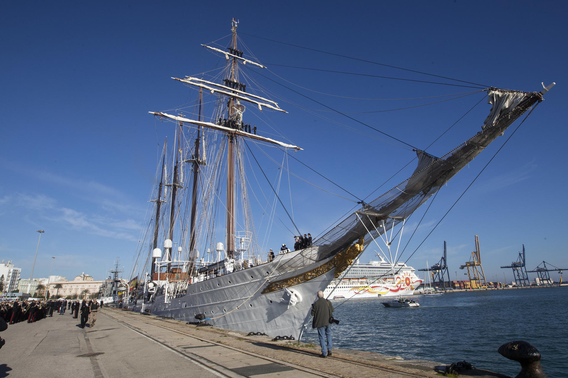 El buque escuela Juan Sebastián de Elcano de la Armada española pone rumbo a América