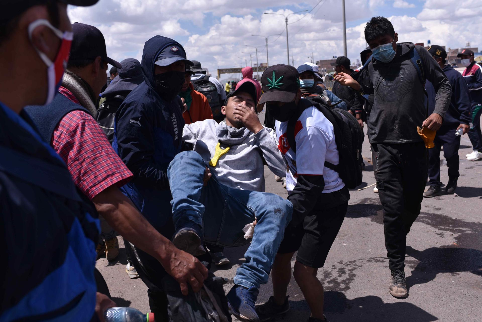 El primer ministro de Perú confirma que un policía fue "quemado vivo" por una turba