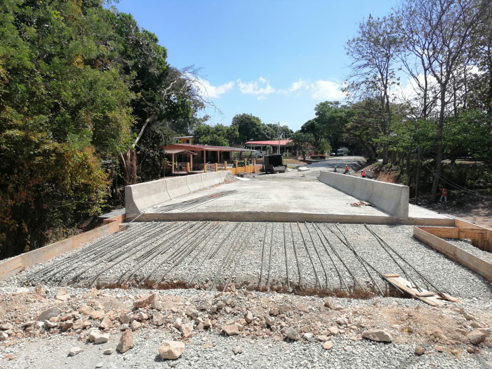 Avanza construcción de losas de accesos del Puente Chigoré en Penonomé