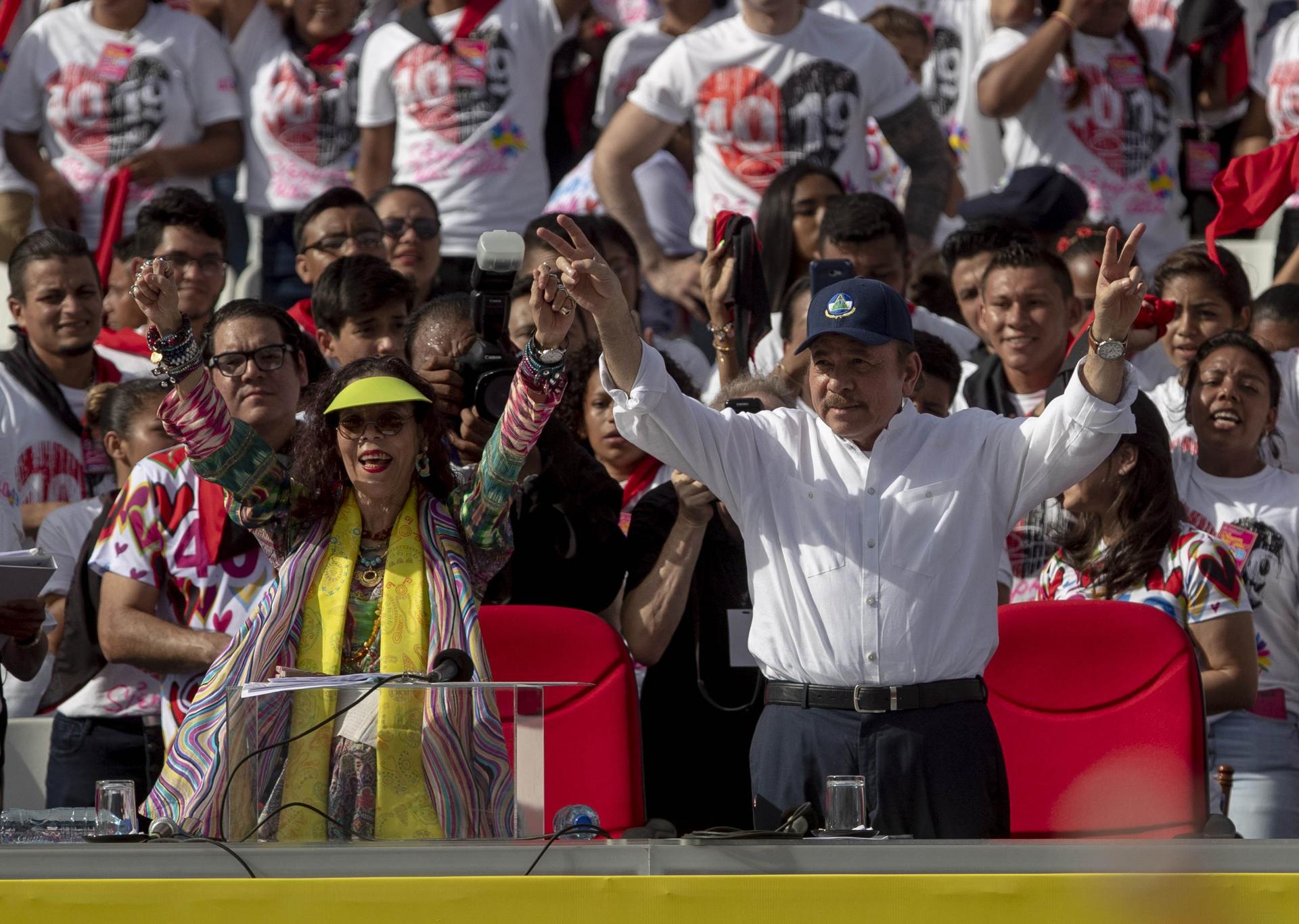 Ortega pide reformar la Constitución para nombrar a su esposa "copresidenta"