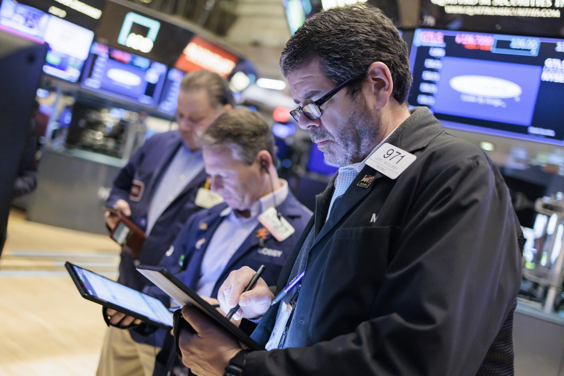 Wall Street abre en rojo y el Dow Jones baja un 1,35%
