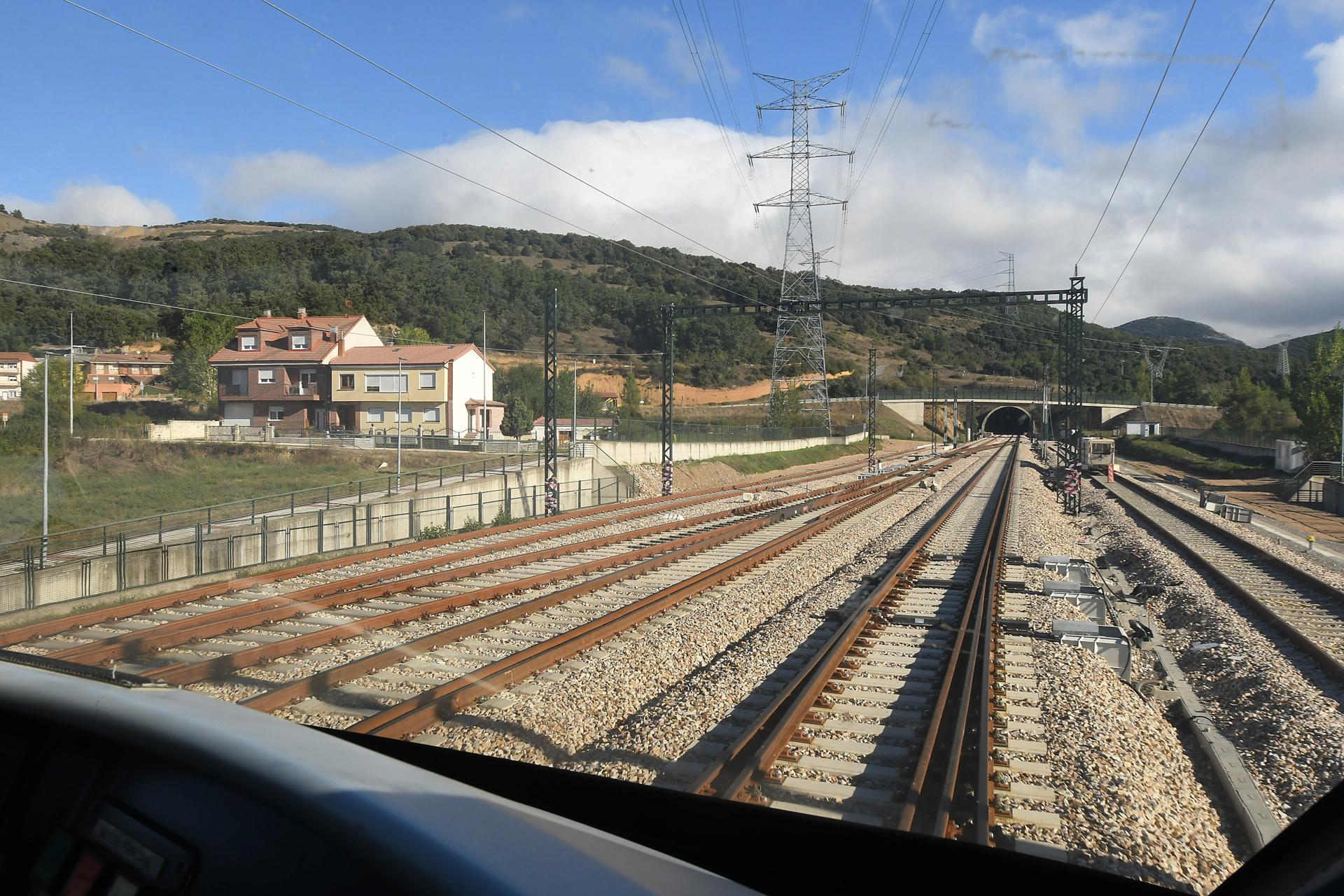 Dimiten dos altos cargos españoles por la polémica sobre el tamaño de unos trenes
