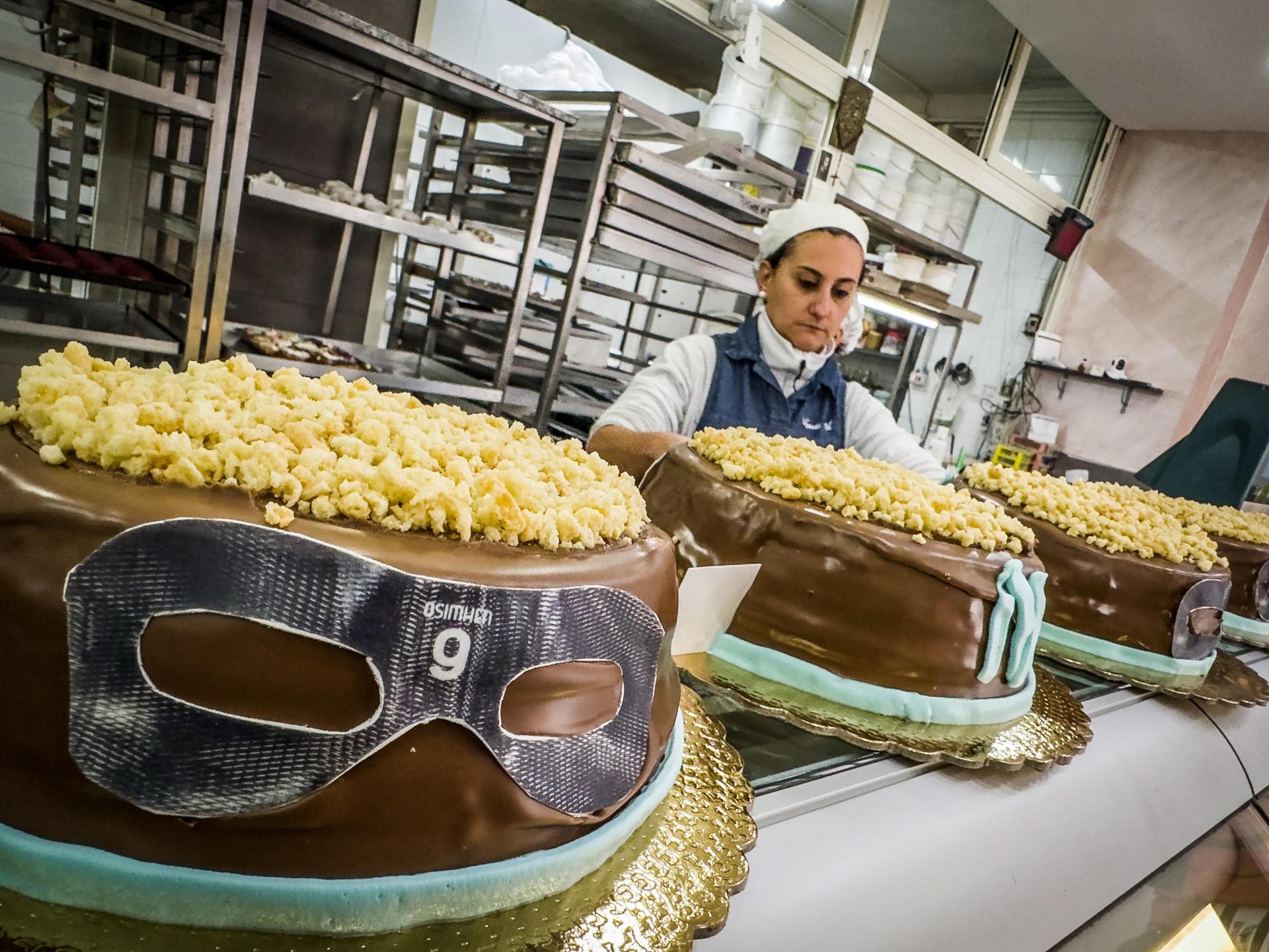 La “Tarta Osimhen”, el homenaje viral de una pastelería napolitana