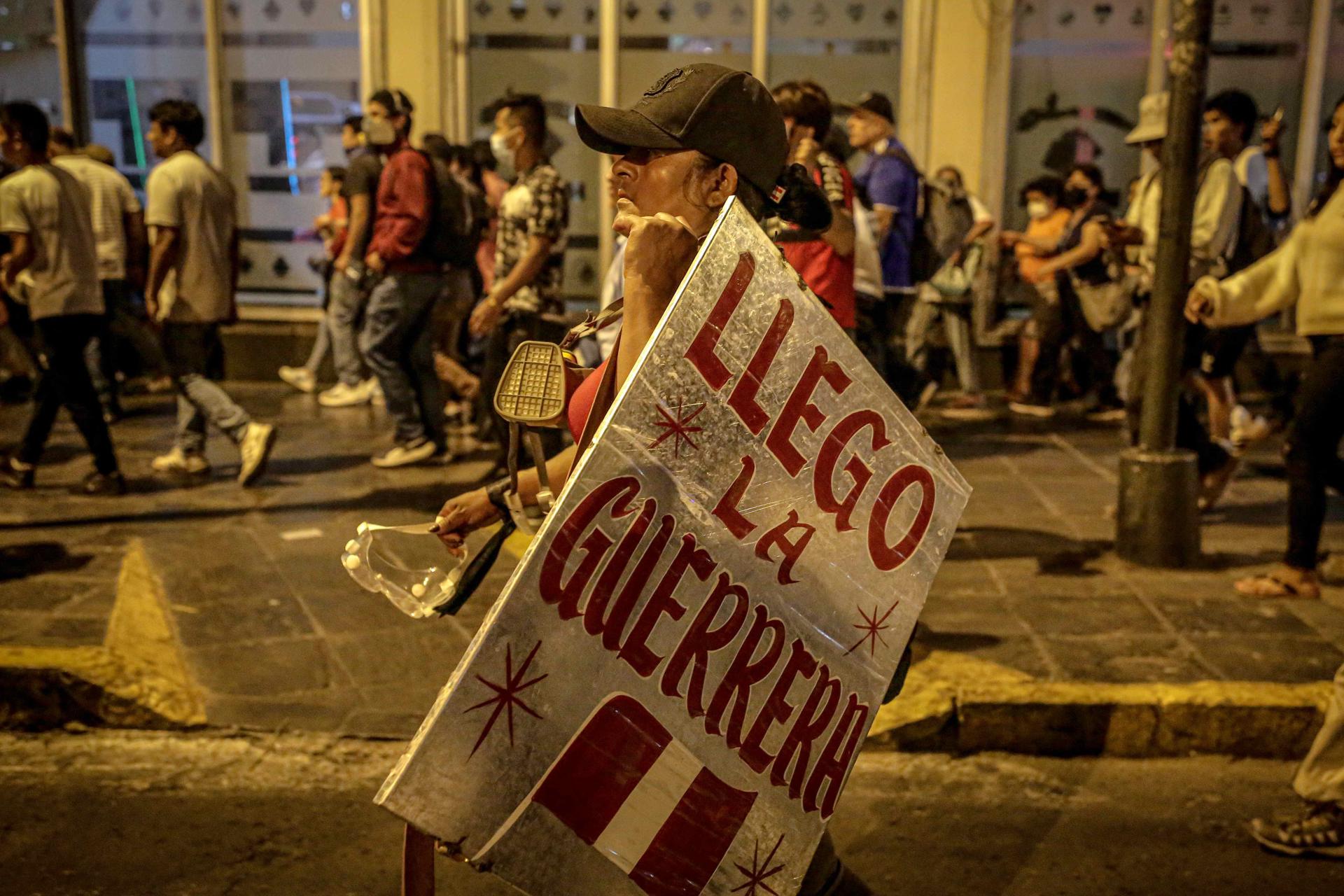 Las dos caras de las protestas en Lima