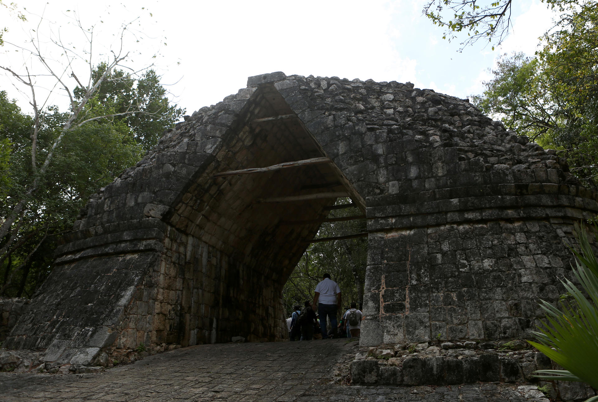 Expertos descubren tumba maya de personaje de élite en sureste de México