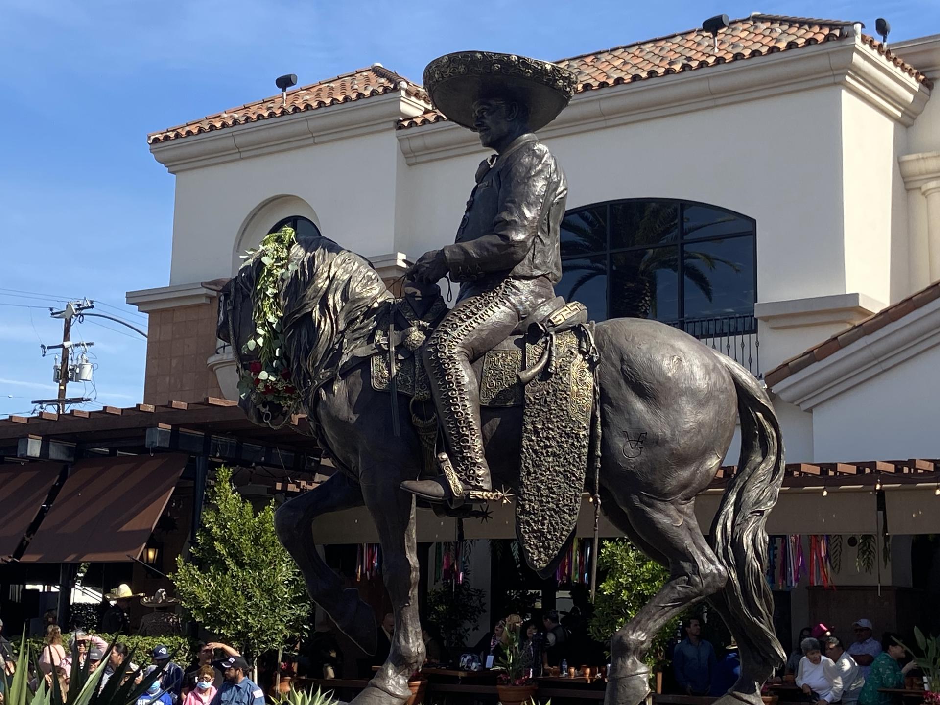 Los Ángeles erigió una estatua de 3,7 metros en honor a Vicente Fernández