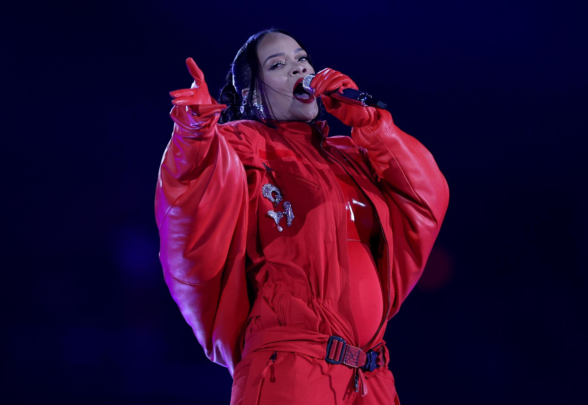 Rihanna reveló su segundo embarazo en su regreso musical en el Super Bowl