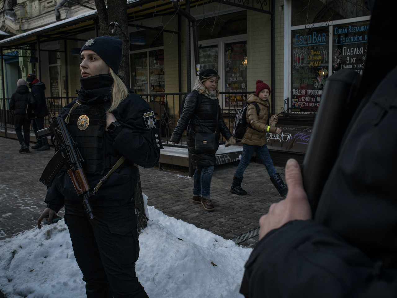 Así es la rutina laboral de los policías ucranianos: borrachos, desordenados y drones
